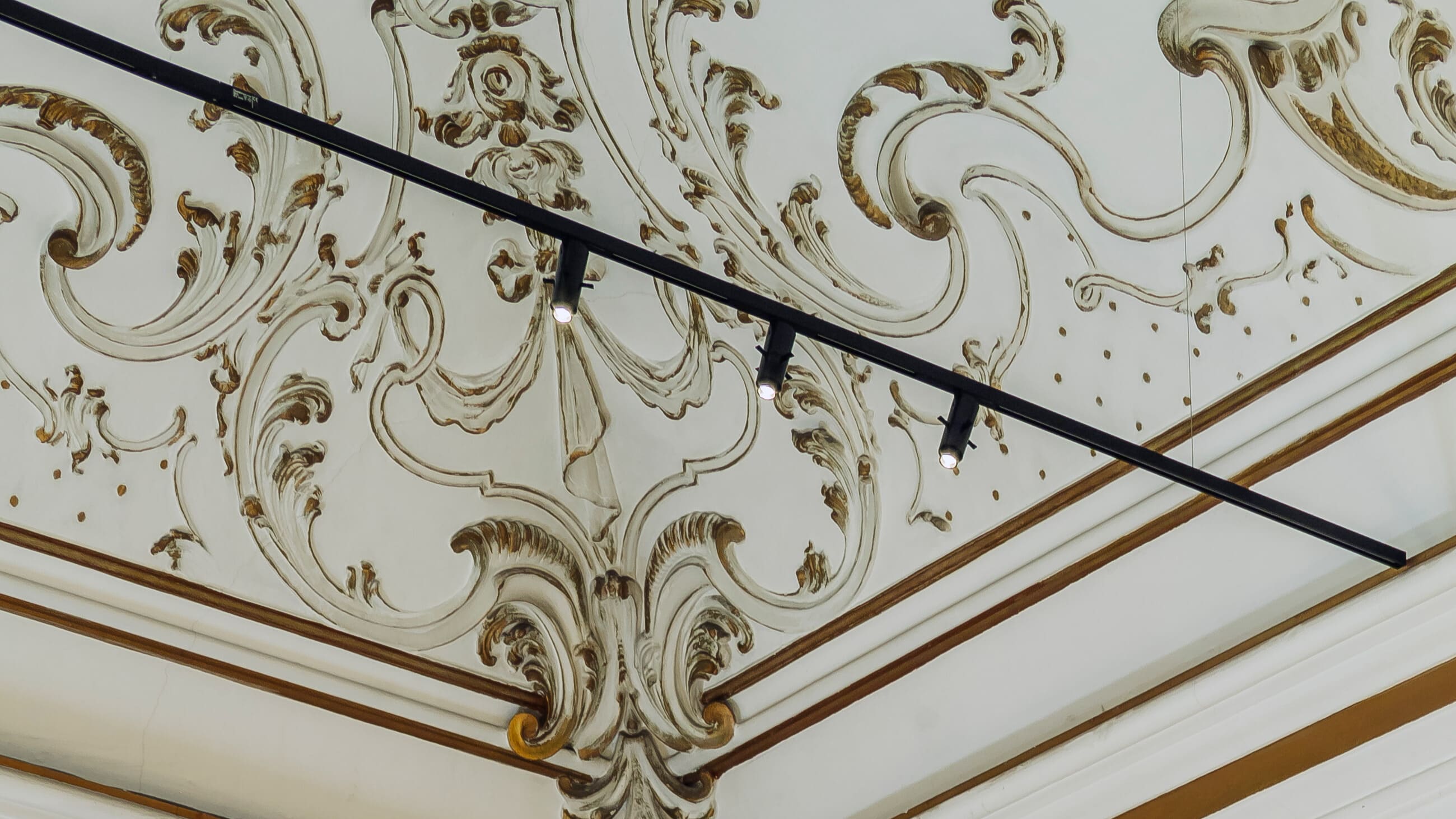 Low voltage track system