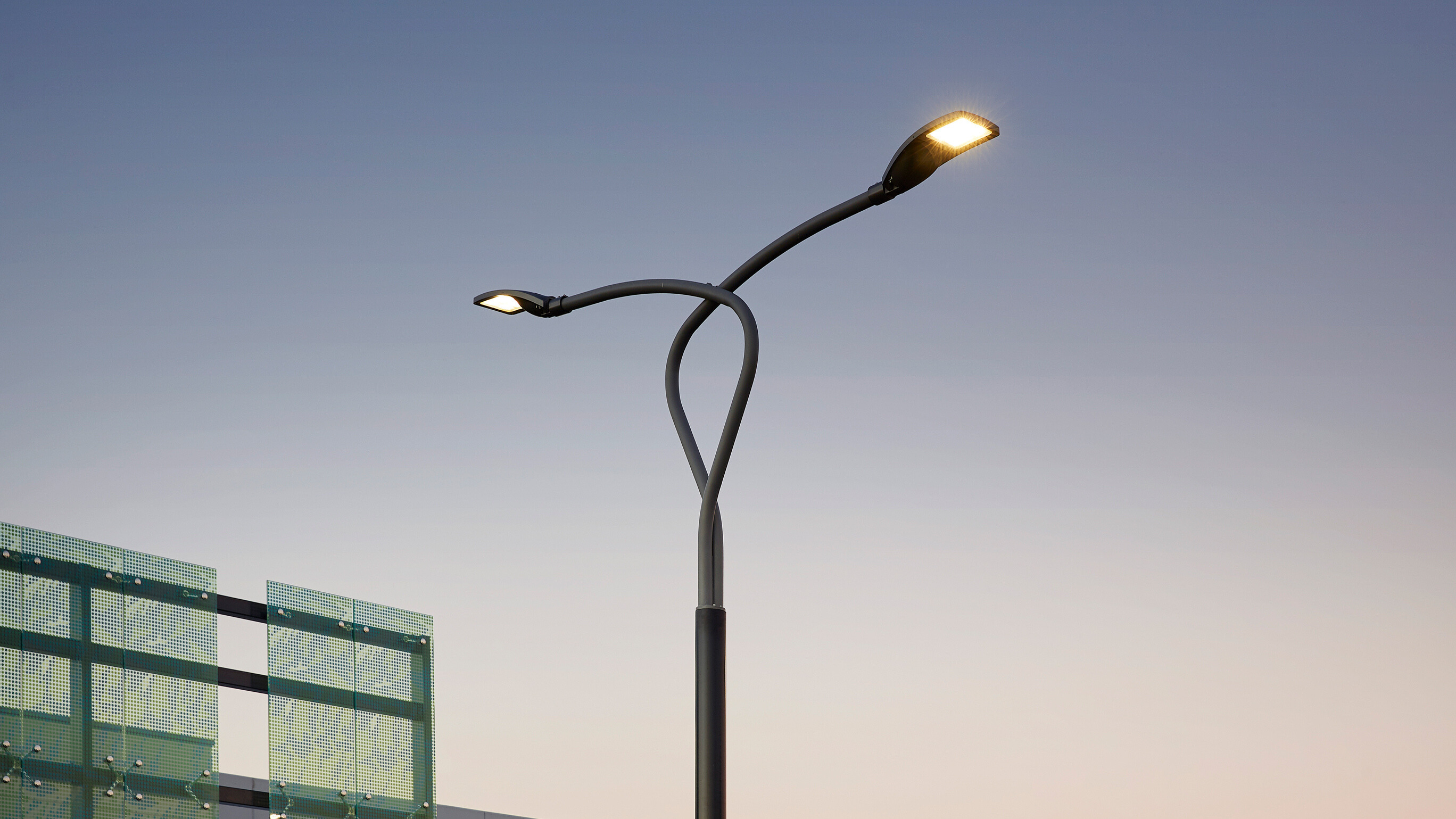 Palo con braccio curvo