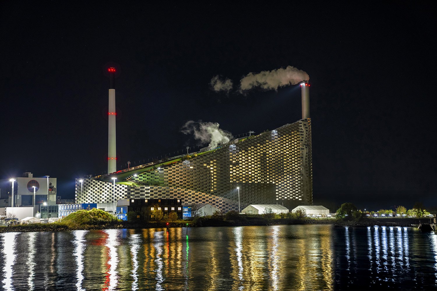 Copenhill. A ski slope on the roof